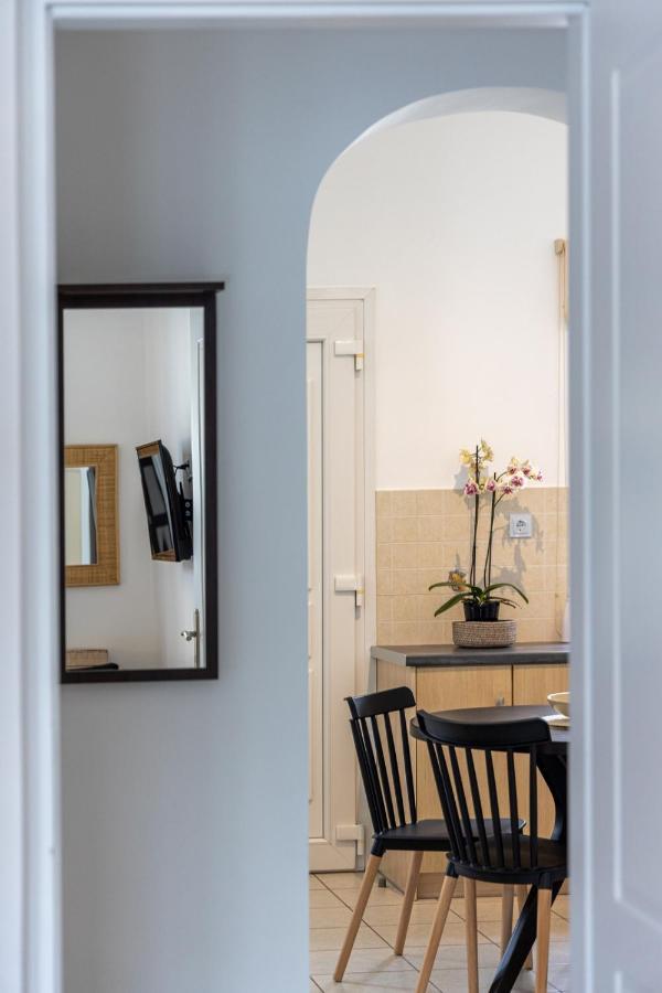 White Holidays Project Downtown Apartment *